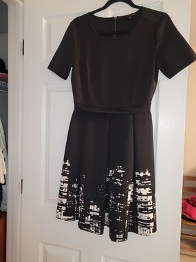 Elie Tahari Scuba Dress - NYC Skyline Hem Design - Small